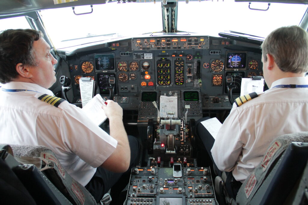 aerosvit_boeing-737-400_ur-vvp_pilot_cabin