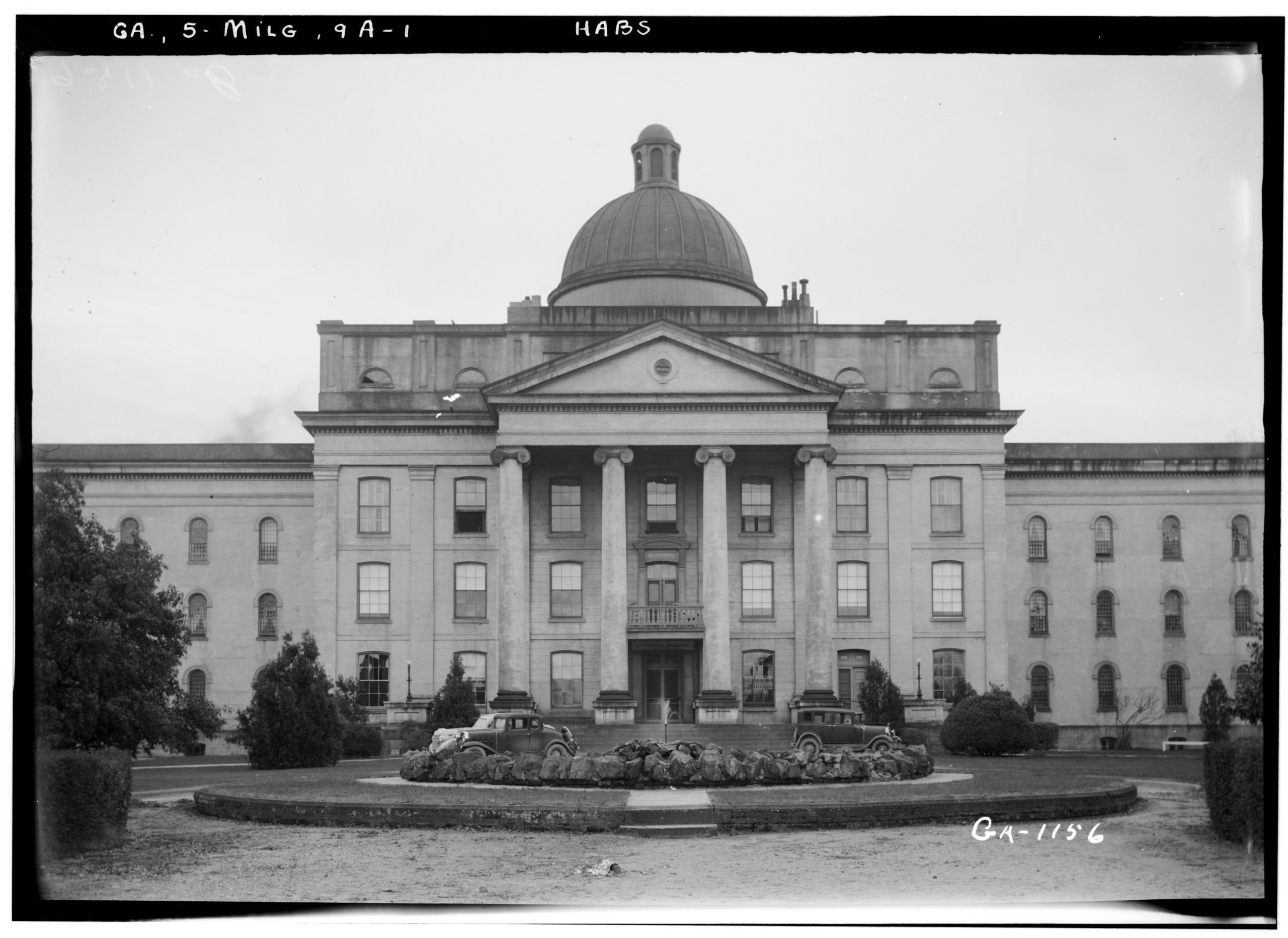 Black and white photo of a large-imposing 19th century asylum.