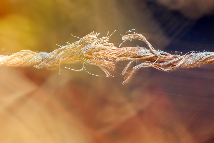 Photo depicting a frayed rope