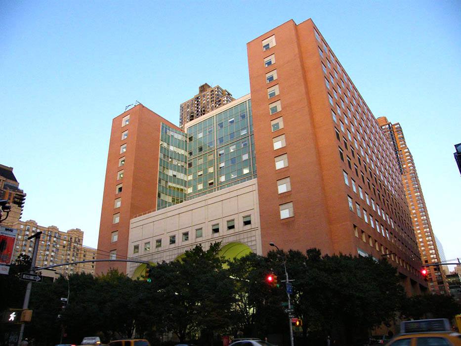 Prisoner escapes from Manhattan hospital by scaling down building