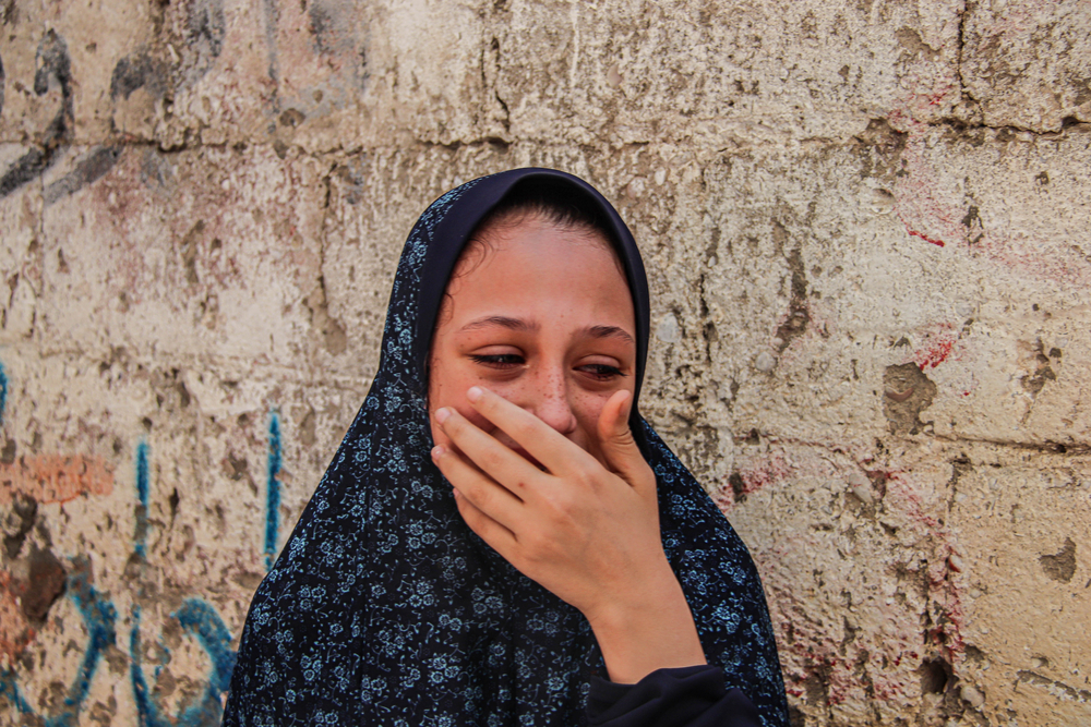 (INT) Gaza feels sad after an explosion killed people near the Israeli border. September 14, 2023, Gaza, Palestine: Gazans are mourning a great loss as thousands gathered to bid farewell to the victims of the explosion that occurred in the Malka area, east of Gaza City. The Ministry of Health issued a statement confirming the tragic incident, and reporting the death of five individuals and the injury of 25 others, some of whom are in critical condition. The explosion was caused by a suspicious device that exploded in Malka camp, east of Gaza. The victims whose names were published by the Ministry are: Baraa Al-Zard, Muhammad Qaddum, and Ali Ayyad. While their names echoed in the streets of Gaza, their sudden passing left a deep scar in the hearts of Gazans, who gathered to offer condolences and support to the bereaved families. Credit: Hashem Zimmo/Thenews2 (Foto: Hashem Zimmo/Thenews2/Deposit Photos)