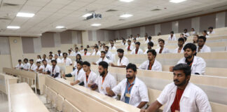 Modern Psychology and Its Colonial Legacy Medical Students In Lecture Hall 6th March 2022 Hyderabad India — Photo by rajastills